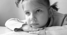 Justyna Mach ▼ Przeżywamy obecnie w naszym kraju czas burzliwej dyskusji dotyczącej konieczności realizacji obowiązku szkolnego przez dzieci sześcioletnie. Z tego powodu chciałabym przybliżyć czytelnikom temat dojrzałości szkolnej dziecka. Jestem...