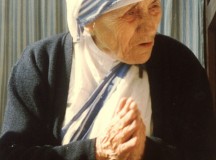 Matka Teresa z Kalkuty, “niestrudzona pracownica miłosierdzia”, wczoraj ogłoszona świętą.Dziś Jej liturgiczne wspomnienie