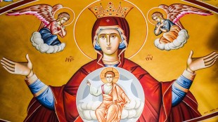 „W tej twarzy Matki, przebitej mieczem, lud Boży rozpoznaje tajemnicę krzyża”. Patrząc na Matkę, spotykamy Syna
