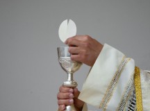 „Co się dzieje z chlebem i winem podczas sprawowania Najświętszej Eucharystii?” Myśli Benedykta XVI na Wielki Post – cytaty