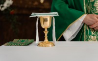„Wierni oczekują od kapłanów tylko jednego, aby byli specjalistami od spotkania człowieka z Bogiem”. Myśli Benedykta XVI na Wielki Post – cytaty