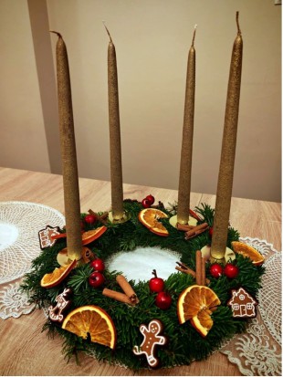 Adwentowy czas… Wieńce uczestników spotkań w Rochowej Szkole