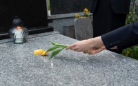 Czy kremacja jest zgodna z nauką Kościoła? Wątpliwości, które wciąż pojawiają się w wielu rodzinach