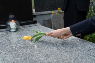 Czy kremacja jest zgodna z nauką Kościoła? Wątpliwości, które wciąż pojawiają się w wielu rodzinach
